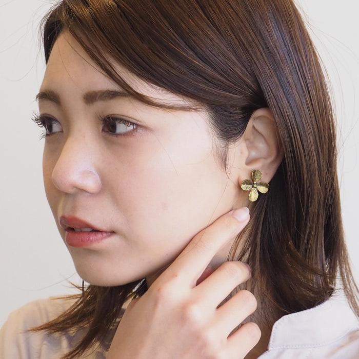 sasakihitomi(ササキヒトミ) クローバー ピアス 真鍮 いぶし仕上げ 両