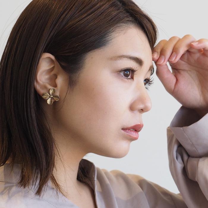 sasakihitomi(ササキヒトミ) クローバー ピアス 真鍮 いぶし仕上げ 両