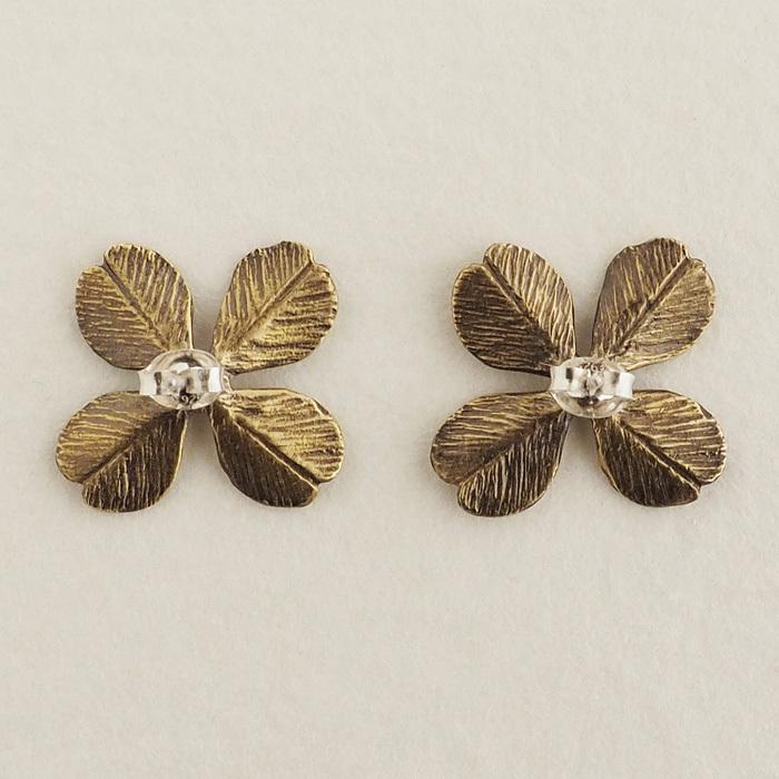 sasakihitomi(ササキヒトミ) クローバー ピアス 真鍮 いぶし仕上げ 両