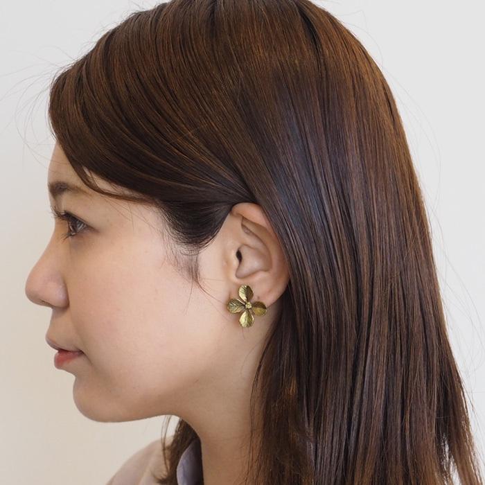 sasakihitomi(ササキヒトミ) クローバー ピアス 真鍮 いぶし仕上げ 両