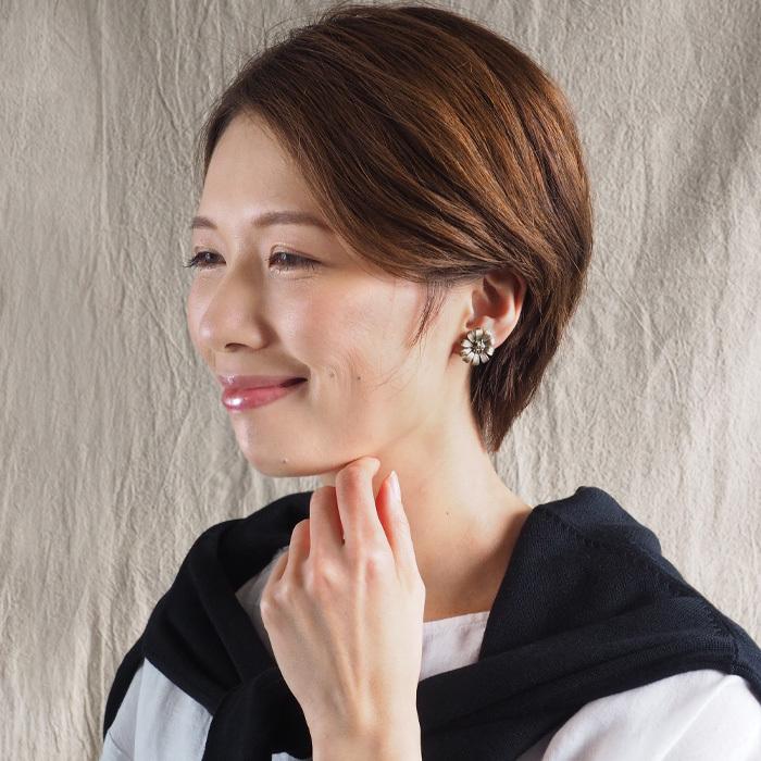 sasakihitomi(ササキヒトミ) マーガレットピアス 真鍮 いぶし仕上げ 両