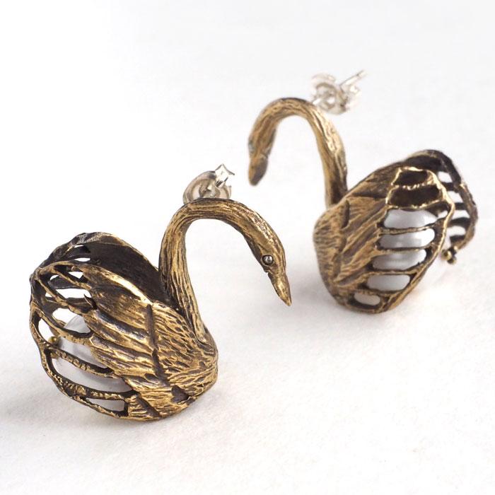 sasakihitomi（ササキヒトミ） スワンのピアス 真鍮＆ホワイトパール