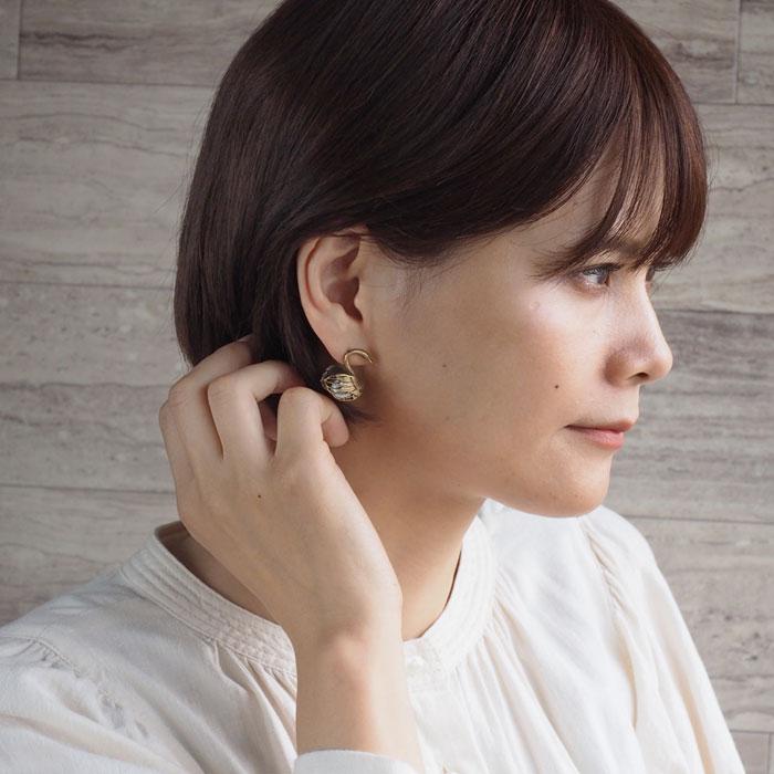 ※Samiさま専用　K18 ピアス sasakihitomi（ササキヒトミ） スワンのピアス 真鍮＆ホワイトパール
