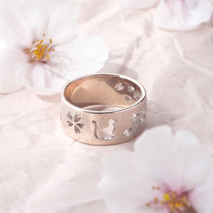 エス 和柄 アクセサリー 霞桜×猫 平打ちリング 透かし彫 8mm幅 ピンク