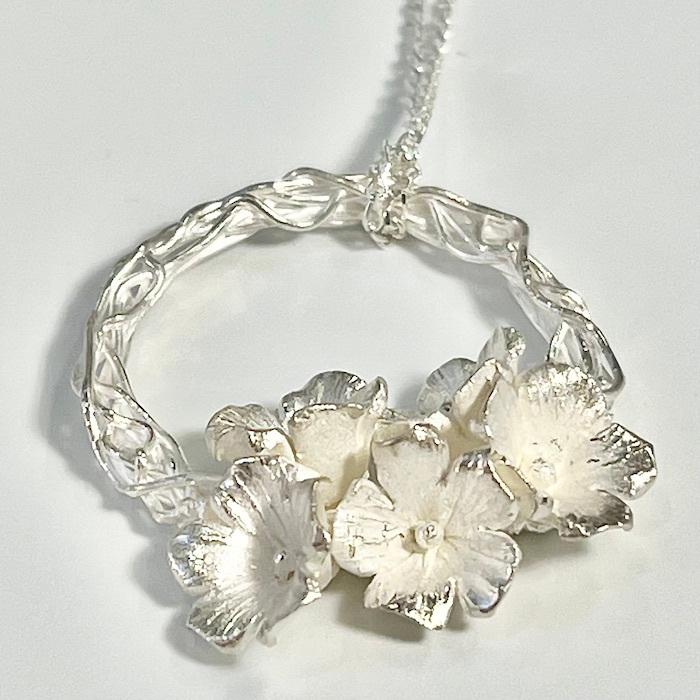 かすみ草のペンダント　作り方解説動画 | 