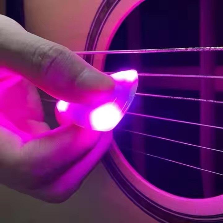 光るピック LED内蔵ピック トライアングルタイプ(おむすび型) : 趣味の