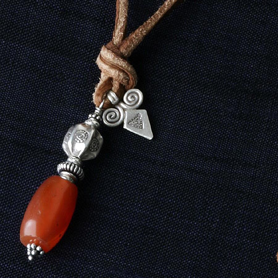 アンティークビーズ/カーネリアンネックレス カレン 族 シルバー アンティークビーズ カーネリアン 鹿革紐