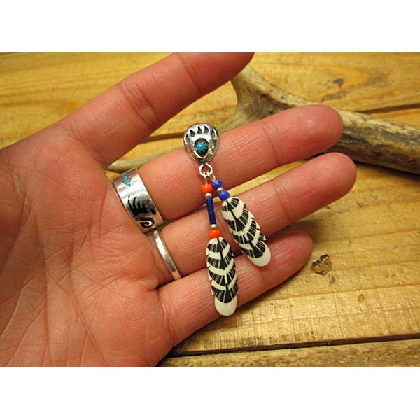 フェザーピアス　ベアパウ Silver925 珊瑚 ターコイズ インディアンスタイル ギフト プレゼント |  | 02