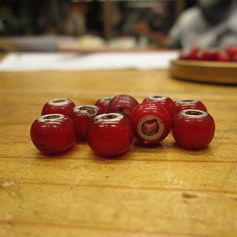 B-30 ホワイトハート ガラス ビーズ (7.8ミリ赤) ネイティブアメリカン アクセサリー  1パック10粒入り バラ売り 材料/インディアン/ネイティブ/民族/メール便OK |  | 02