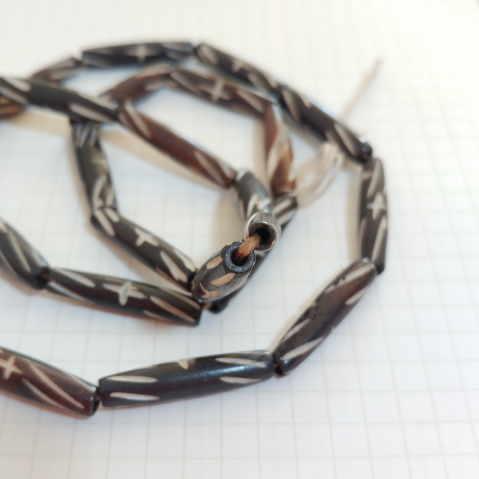 BB-12 ボーンビーズ 骨 パイプ クロス柄 メール便OK 1連売り 1連1000円(税別) 焦げ茶色染め ブラウン パーツ アクセサリー ビーズ クラフト |  | 01