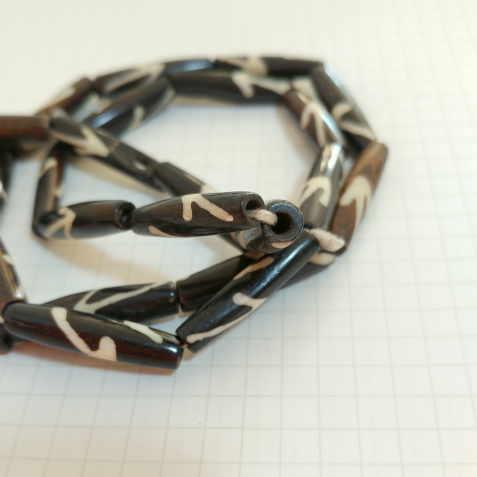 BB-13 ボーンビーズ 骨 パイプ チキンフット柄1連売り 1連1000円(税別) 焦げ茶色染め ブラウン パーツ アクセサリー ビーズ クラフト |  | 01