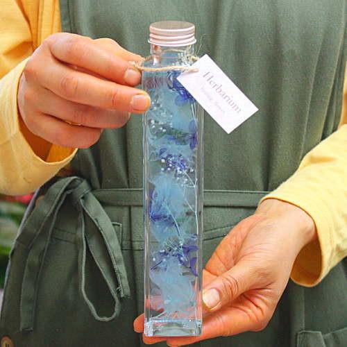 ◆ハーバリウム　288 華やかな染めバラのbottle ¨*:✼.。 ハーバリウムフラワー・ 角瓶の中の植物 ブルー 新感覚のフラワー