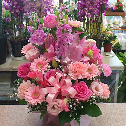 ピンク系の花のオリジナルフラワーアレンジメントのプレゼント 誕生日