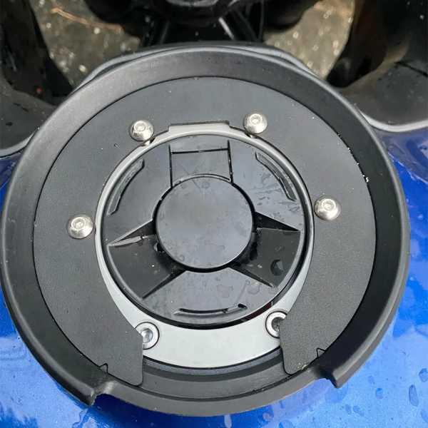 カーボン　タンクプロテクター　トライアンフ　ストリートトリプル カーボン タンクプロテクター トライアンフ ストリートトリプル