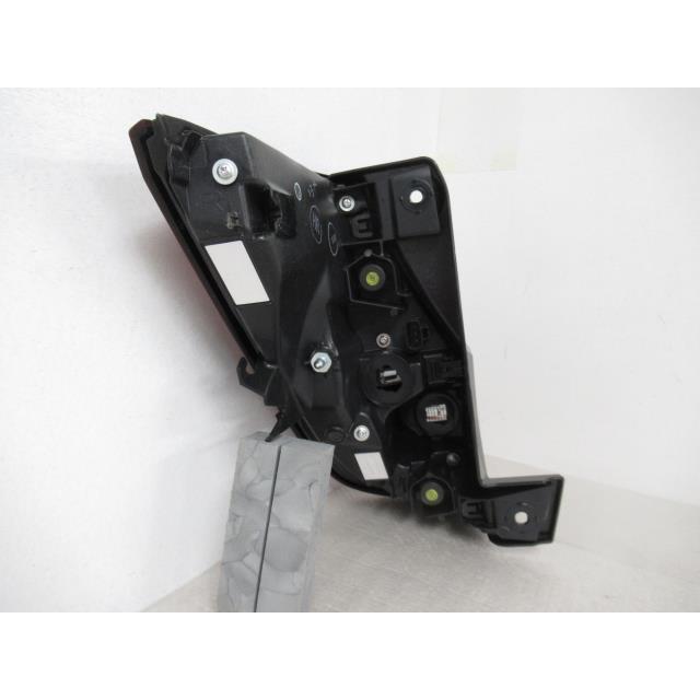 ノア 6AA-ZWR90W 右テールランプ 81551-V1050 341398の画像