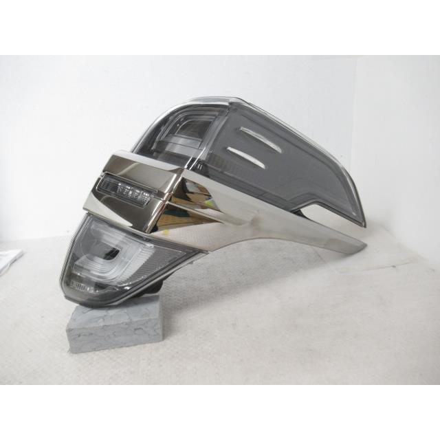 ヴェルファイアテールレンズassy右AGH30w ヴェルファイア DBA-AGH30W 右テールランプ 81550-58210 354748