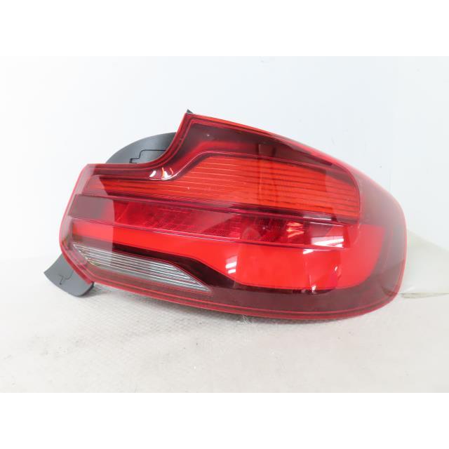 BMW 2シリーズ DBA-2F20 右テールランプ 63219491592 365889の画像