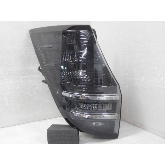 ZWR 90 ヴォクシー 純正 LED 左テール ランプ コイト V1-8 ヴォクシー 6AA-ZWR90W 左テールランプ 81561-V1020 コイトV1-8 BL