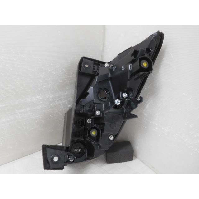 ヴォクシー 6AA-ZWR90W 左テールランプ 81561-V1020 コイトV1-8 BL
