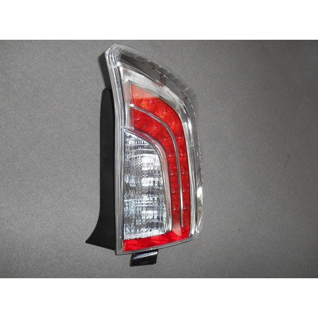 992372 TOYOTA プリウス ZVW30 右テール 参考品番：81551-47170【社外 