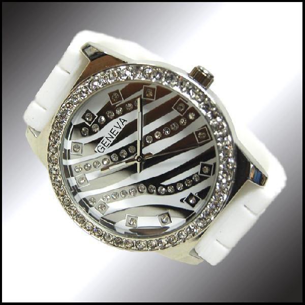 【50%OFF】 GENEVA セレブウォッチ ホワイト シルバー ラバーベルト ラグジュアリー スタイル ファッション セレブ ウォッチ 時計 腕時計 ヒップホップ ブランド | 