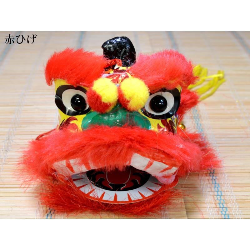 赤い獅子頭の飾り物 Amazon | 獅子頭（獅子舞） 中 鈴付き H15cmXW22.5cmXD15.5cm | 正月