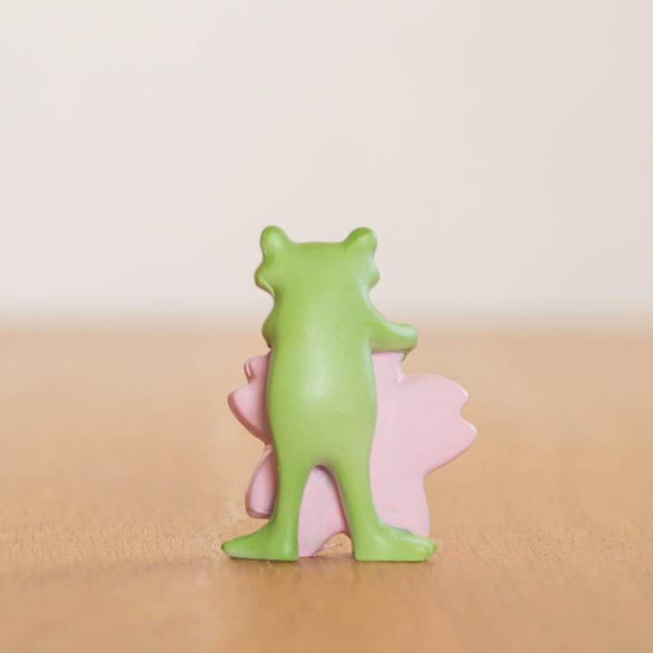 カエルの置物 カエル 置物 桜の花とハイポーズ Copeau コポー カエルの置物 カエル 置物 桜の花とハイポーズ Copeau コポー