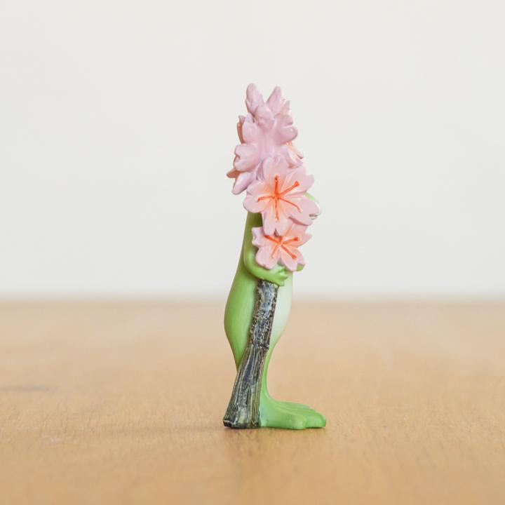 カエルの置物 カエル 置物 桜の枝を抱えるカエル Copeau コポー カエルの置物 カエル 置物 桜の枝を抱えるカエル Copeau コポー