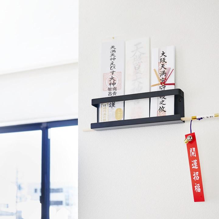 新色 お札立て おしゃれ 神札 ホルダー Tower タワー お札 おふだ 御札 壁掛け 飾り方 神棚 モダン 破魔矢 収納 お守り 壁 初詣 参拝 山崎実業 クッチーナ Aynaelda Com
