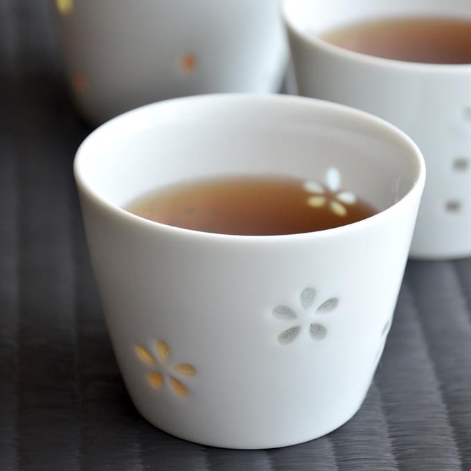 お酒 湯呑み ほたる 梅酒カップ 藍花 Aika 有田焼 陶器 日本製 グラス 梅酒 おしゃれ かわいい ギフト 雑貨 プレゼント クッチーナ D キッチン雑貨 インテリア Cucina 通販 Yahoo ショッピング