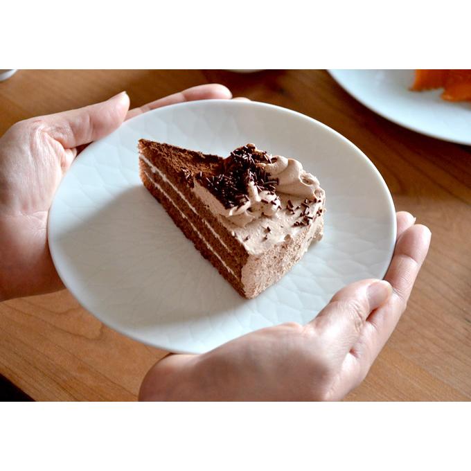 在庫限り お皿 おしゃれ 彫付 丸皿 六寸 クッチーナ 北欧 和食器 食器