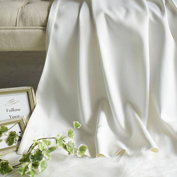 古い白磁リングがついた生成りのカーテン 古い白磁リングがついた生成りのカーテン