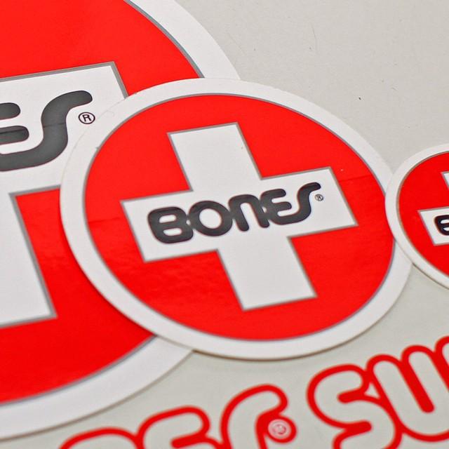 ボーンズ Bones Bearings Swiss Round ステッカー ミディアム  スケートボード スケボー シール | POWELL | 01