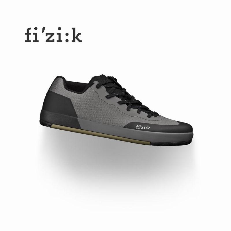 夏トクSALE)フィジーク（FIZIK） GRAVITA VERSOR FLAT ＜グレー/マッド