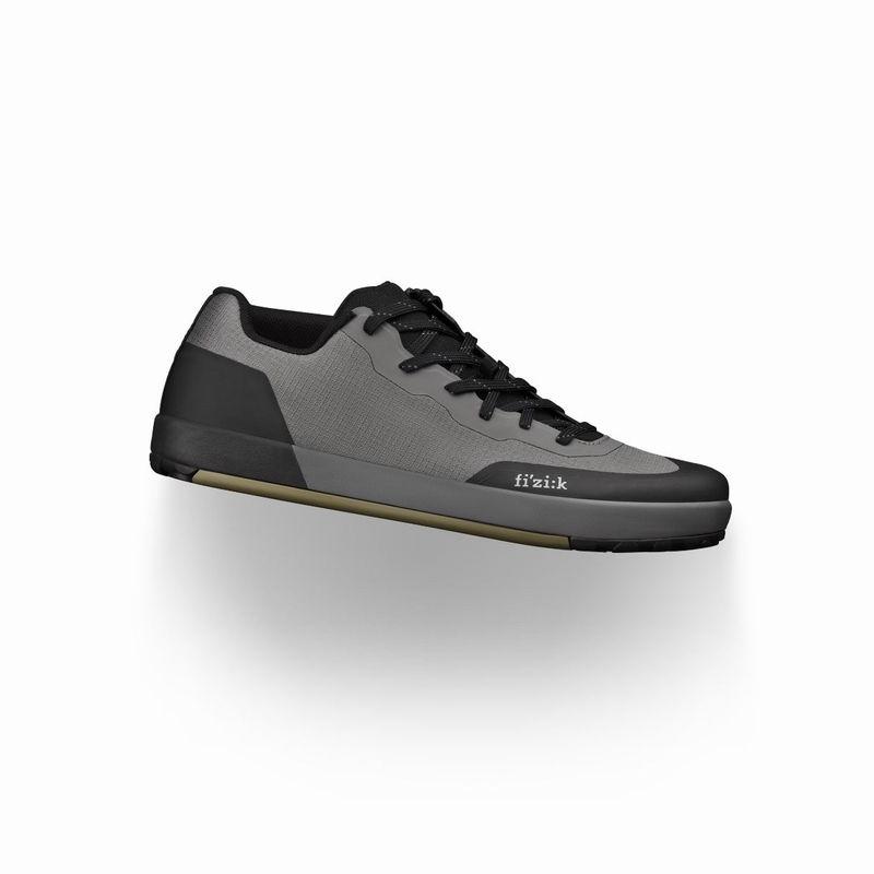 夏トクSALE)フィジーク（FIZIK） GRAVITA VERSOR FLAT ＜グレー/マッド 