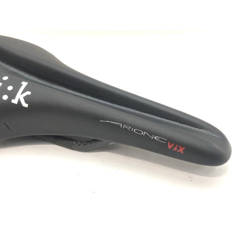 フィジーク FIZIK アリオネVSX ARIONE VERSUS X サドル カーボン フィジーク FIZIK アリオネVSX ARIONE VERSUS X サドル カーボン