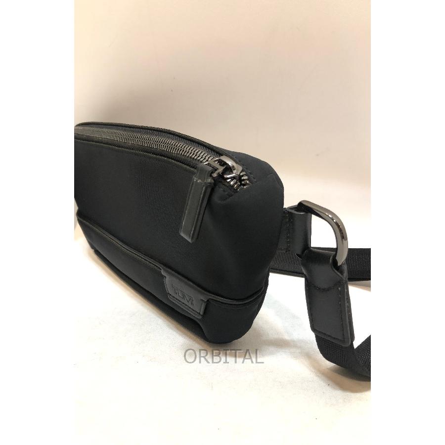 TUMIのショルダーバッグ　赤と黒のコントラスト TUMIのショルダーバッグ赤と黒のコントラスト