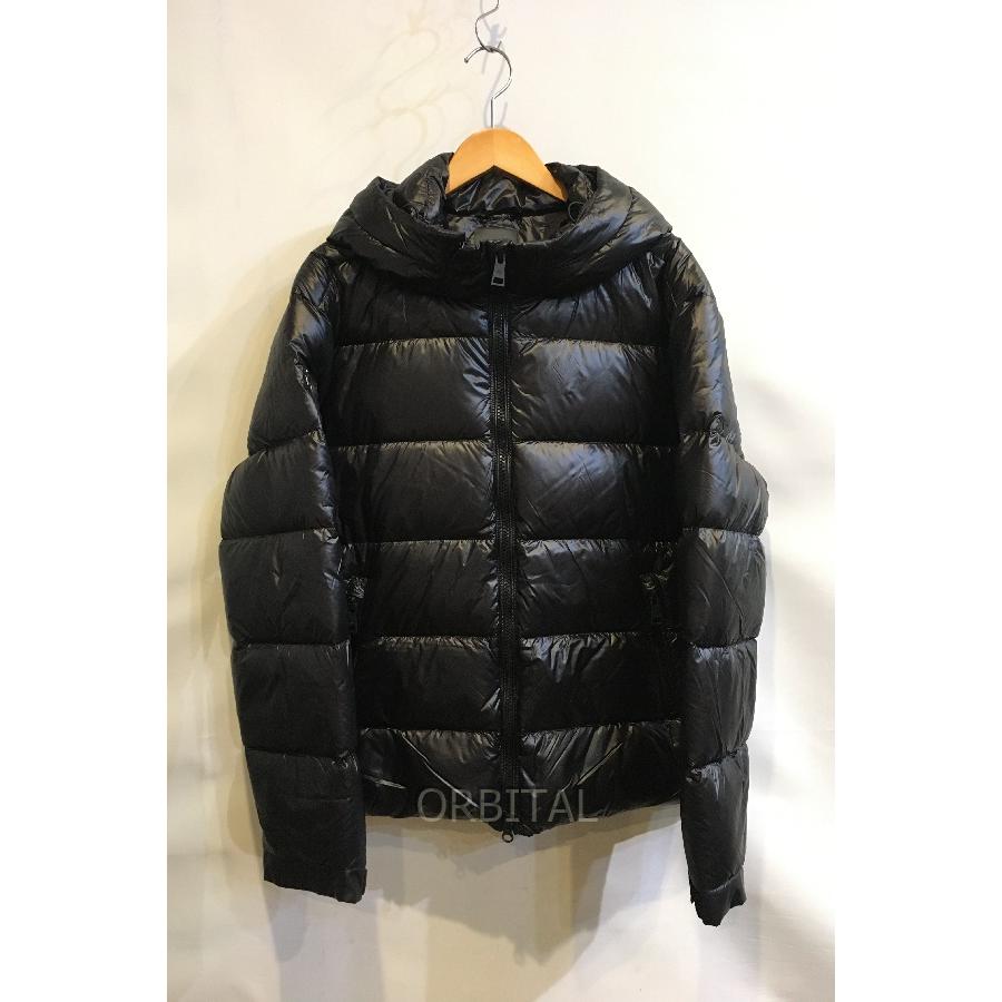 フード付きブラックダウンジャケットデサント