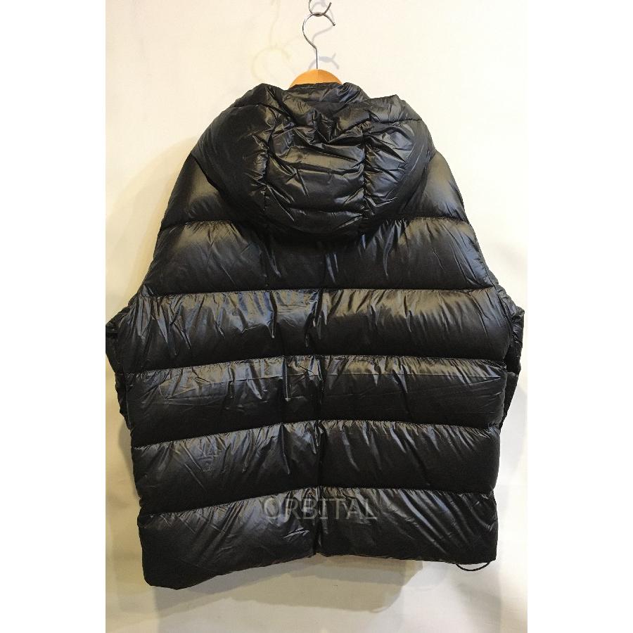 フード付きブラックダウンジャケットデサント