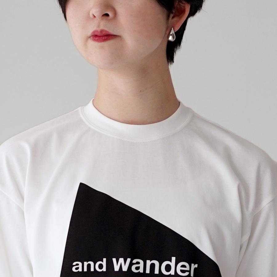 and wander（アンドワンダー） ビッグ ロゴショートスリーブ Tシャツ