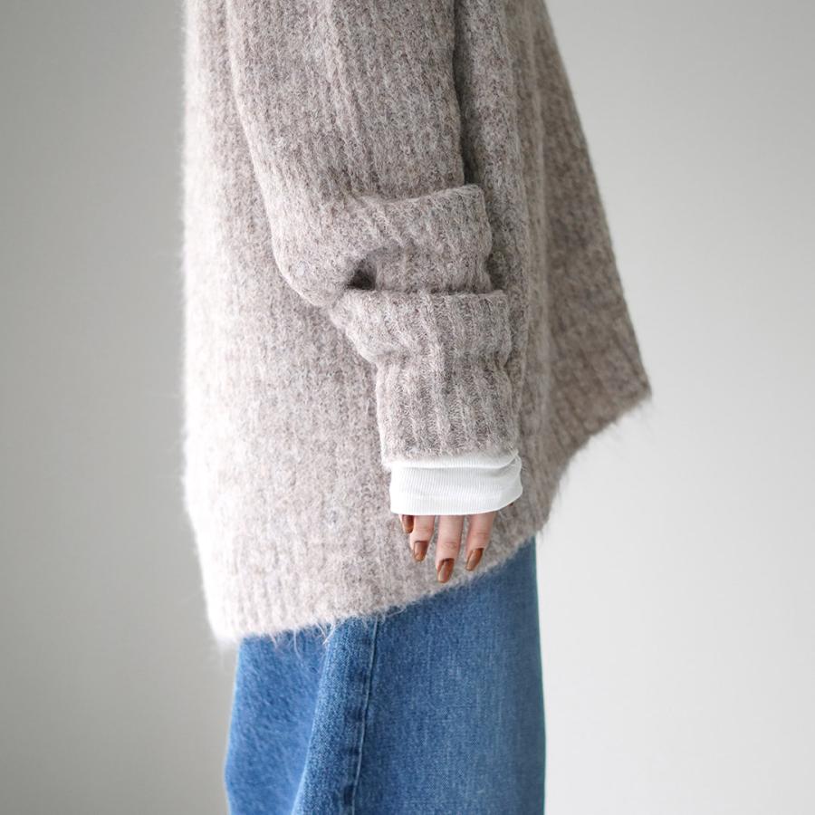 mao made（マオメイド） フェザーヤーン ディープVネック ニット