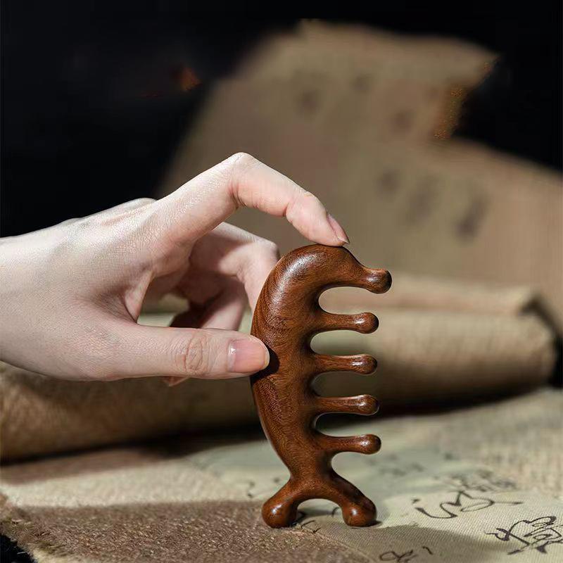 送料無料 木櫛 頭部マッサージ 頭皮ケア リンパマッサージ くし 檀木 厚型 携帯サイズ ヘアブラシ 頭皮ケア 頭皮マッサージ 髪用ブラシ 多機能 抜 |  | 06