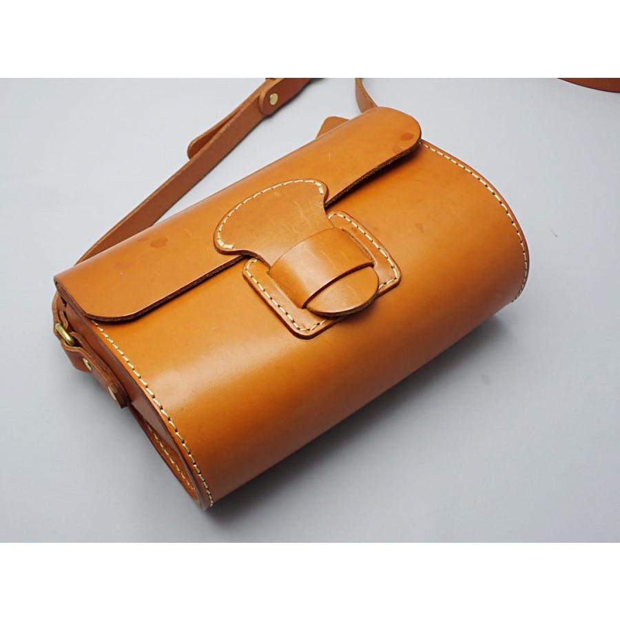 美品✨ヘルツ ショルダーバッグ レザー ライトブラウン ロゴ型押し ゴールド金具 HERZ ヘルツ ショルダーバッグ 太ベルト・ショルダーポシェット CP-1