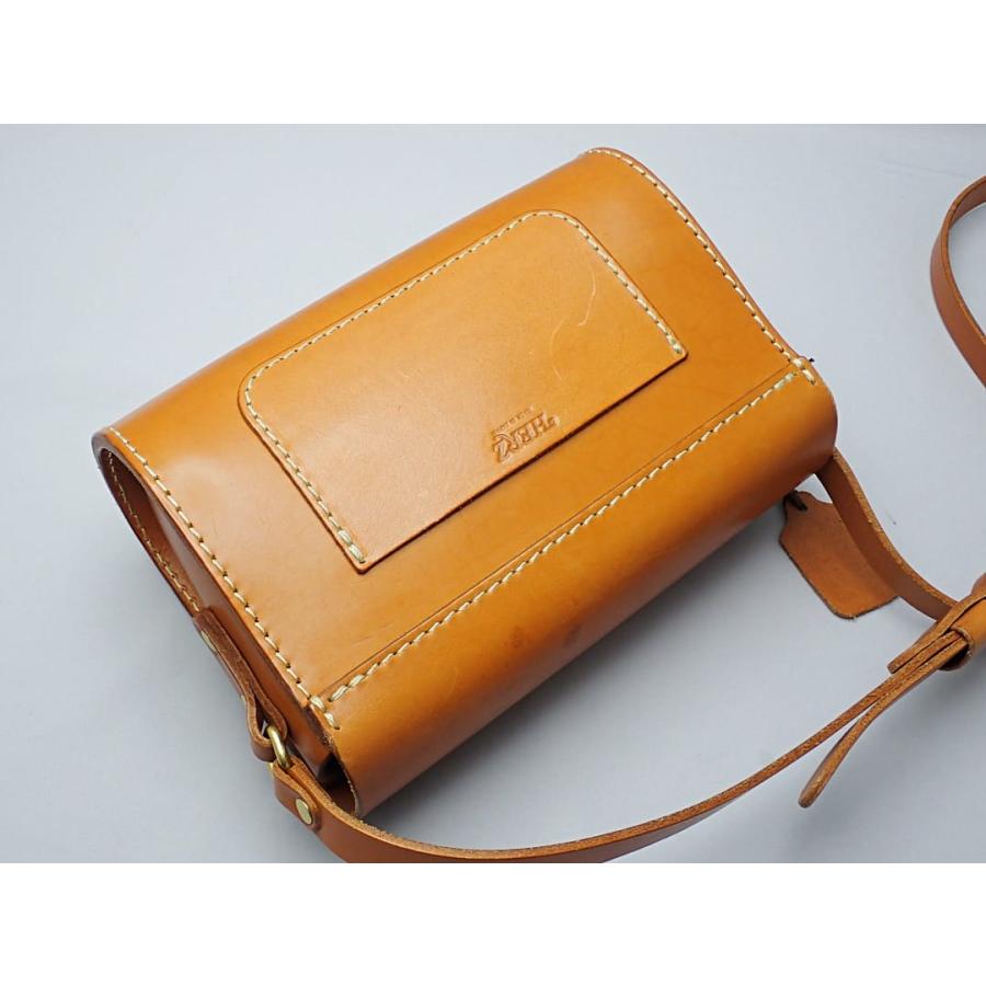 【ふくさま】ヘルツ(herz) ソフトショルダーバック　横型　Mサイズ　キャメル シンプルでスタンダードな総かぶせの横型ショルダーバッグ / 革鞄の