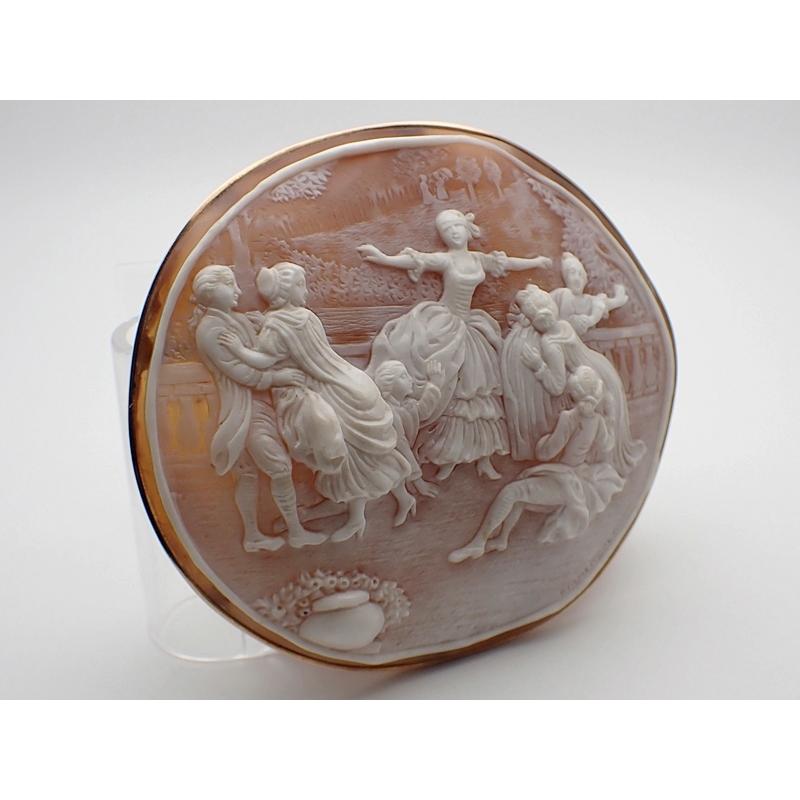 シェルカメオ K18イタリア 手掘り 作家アメンドラの署名刻印入り 貴婦人と愛犬 K18 イエローゴールド AMMENDOLA アメンドラ シェル カメオ ブローチ