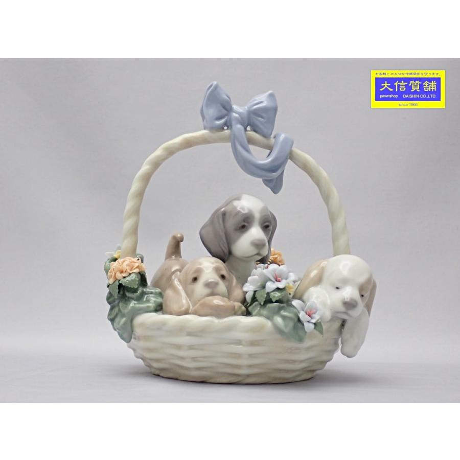 リヤドロ　 陶磁器 　犬のフィギュア 　花のモチーフ 　箱つき LLADRO（リヤドロ） フィギュリン ポーセリン 花かごと三匹の子犬