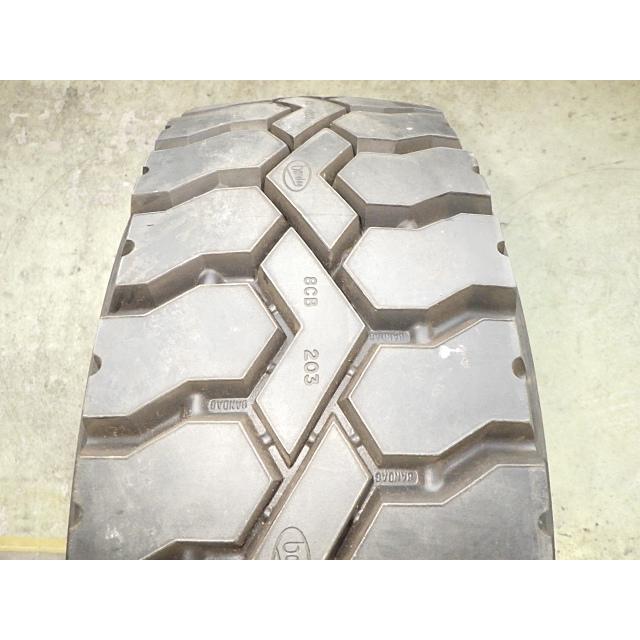 250-15 /7.00  8CB 203 中古再生 9.9分山 1本のみ フォークリフト ノーパンク スノー 250/15 X1826 |  | 04