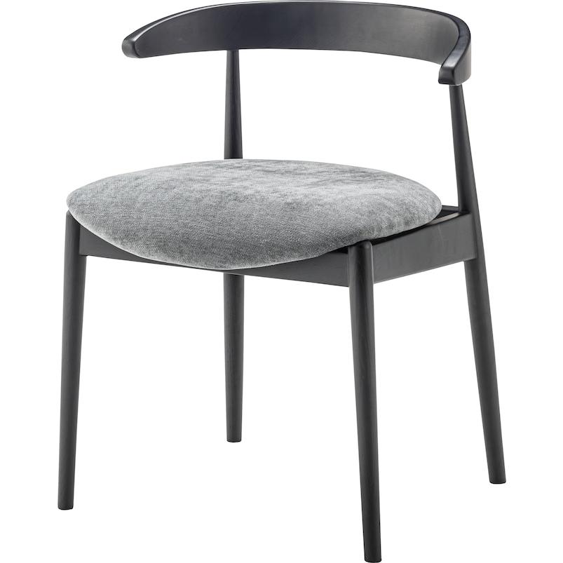 肘掛けをテーブルに掛けて脚を浮かせるシンプルモダンなダイニング