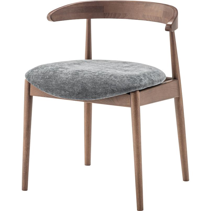 肘掛けをテーブルに掛けて脚を浮かせるシンプルモダンなダイニング