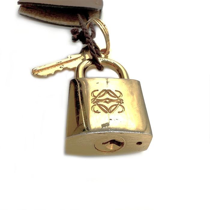 美品【LOEWE ロエベ】カデナ 南京錠 パドロック ☘バッグのアクセントに☘ ロエベ LOEWE カデナ 南京錠 カギ チャーム パドロック レザー